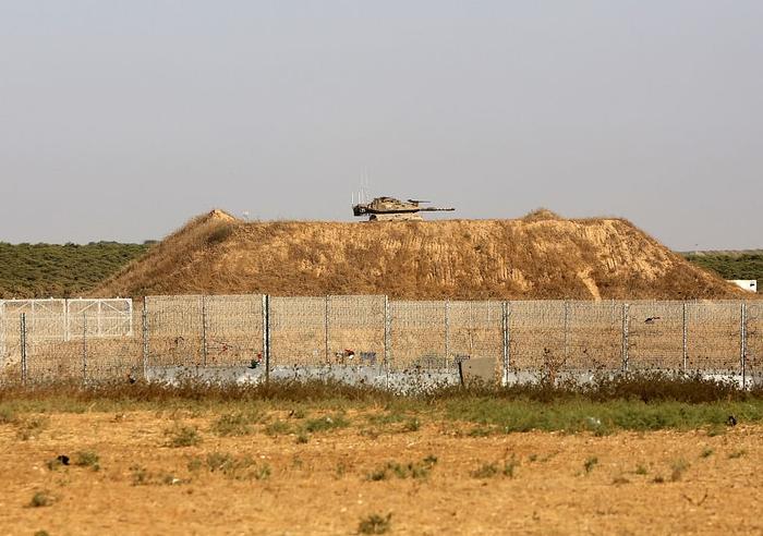 当地时间2023年7月3日，加沙城，一辆以色列坦克停在巴以边界附近。