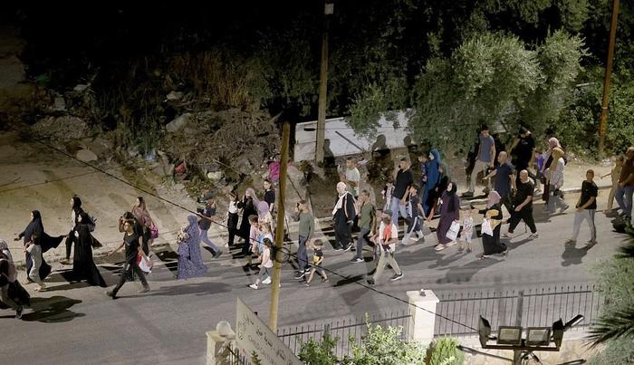 当地时间2023年7月3日，约旦河西岸杰宁，以色列军事行动期间，难民营民众撤离。