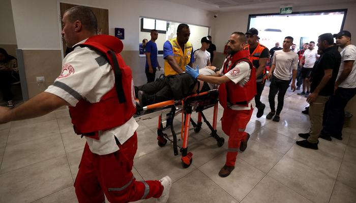 当地时间2023年7月3日，约旦河西岸杰宁，冲突中受伤的巴勒斯坦人被送往医院抢救。