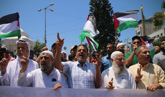 当地时间2023年7月3日，加沙城，巴勒斯坦人参加团结示威活动，抗议以色列袭击杰宁。