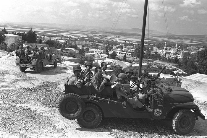1967年6月8日，约旦杰宁划入以色列所辖地区，以色列边境警察用喇叭告知居民呆在家中。