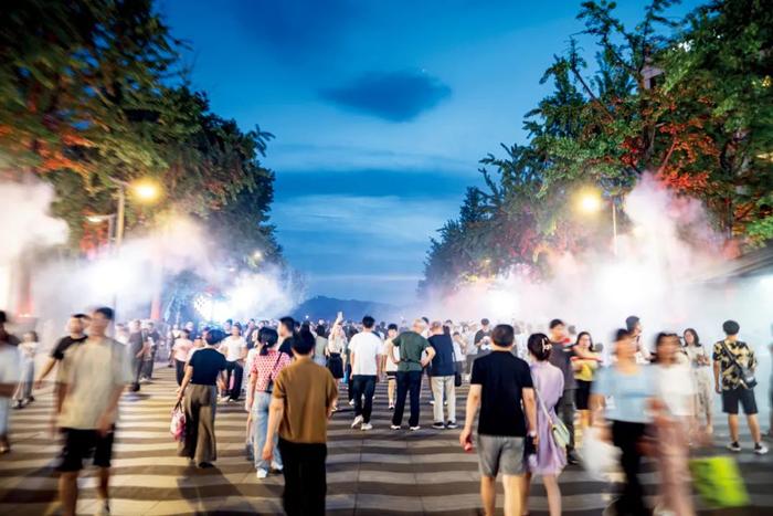 7月1日，浙江杭州市，湖滨路通过水雾装置为行人降温。图/视觉中国