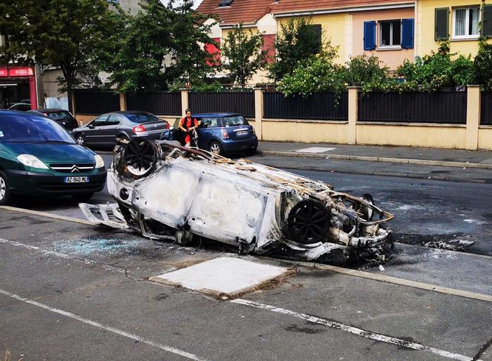 巴黎街道上被烧毁的汽车。受访者供图