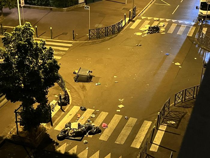 6月29日晚，钱宁宁家附近的街道发生了冲突，垃圾桶被扔在路中央。受访者供图