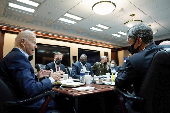 拜登2021年与布林肯、沙利文等白宫高级官员在战情室开会，图自美媒