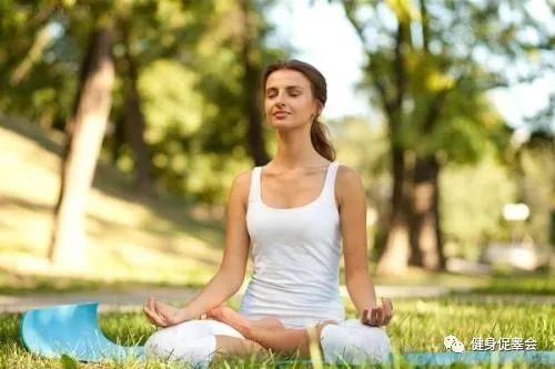 学会这几式瑜伽，帮你改善肩颈疼痛，增强脊柱灵活性