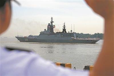 7月11日，俄海军“响亮”号护卫舰驶离上海。任伟 摄
