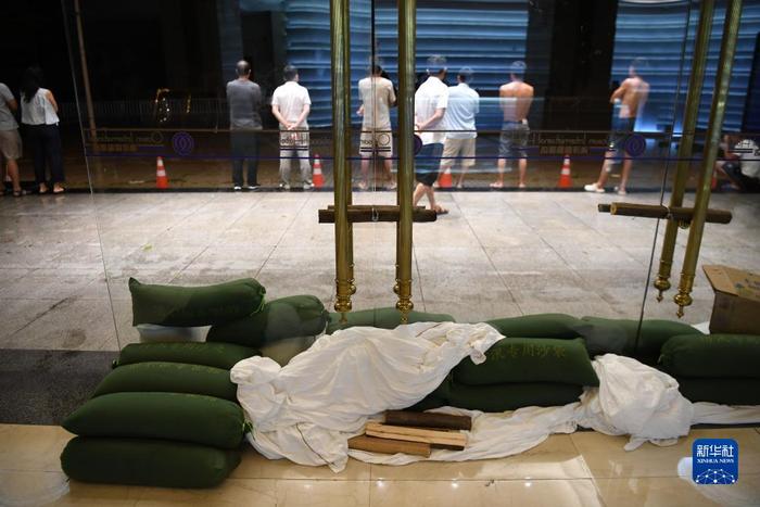 　7月17日晚，在广东湛江海滨大道北一处酒店，门口堆放着防汛沙袋。新华社记者 邓华 摄