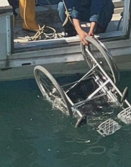 ▲轮椅被打捞上岸