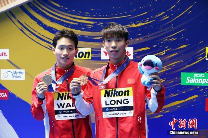 王宗源（左）男子单人3米板卫冕成功，另一名中国选手龙道一摘得铜牌。汤彦俊 摄