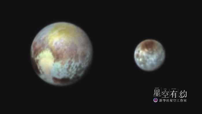 这是美国国家航空航天局“新视野”号探测器2015年7月13日拍摄的冥王星（左）及其卫星卡戎的伪色照片。（新华社/法新）