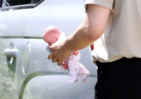  · 警方让嫌疑人用婴儿玩偶模仿犯罪经过。