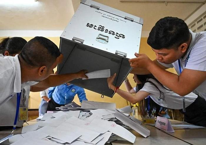 当地时间2023年7月23日，柬埔寨金边，选举工作人员在一个投票站清点选票。图/视觉中国