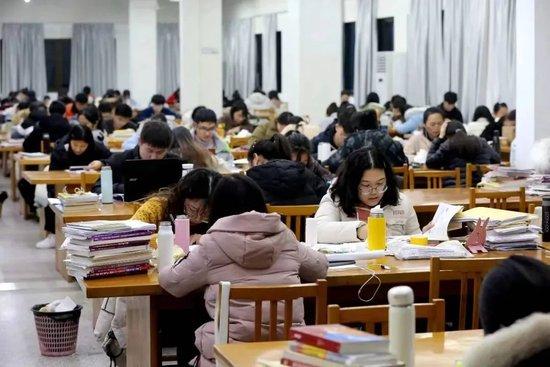 众多学生正在图书馆内专心学习（图｜视觉中国）