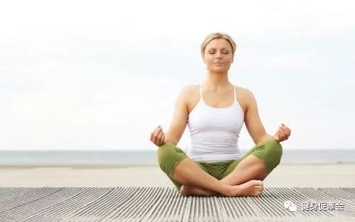 学会这几个瑜伽动作，帮你缓解身体不适，收获强健体质