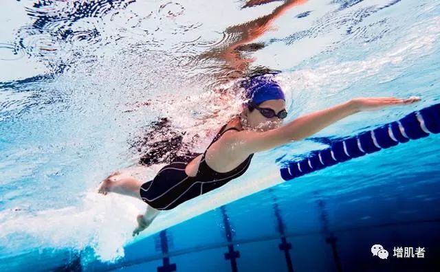 掌握自由泳的打水技巧，提高你的游泳水平，你的打水正确吗？