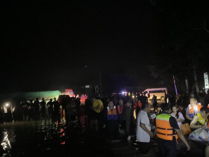 截至8月1日晚9点30分，下胡良村的救援还在继续。澎湃新闻记者 陈媛媛 摄