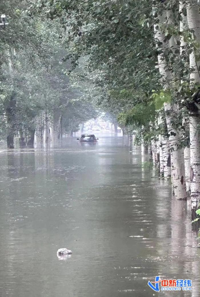 ▲1日下午，码头镇某村庄内的道路积水几乎要没过汽车后视镜。来源：受访者供图