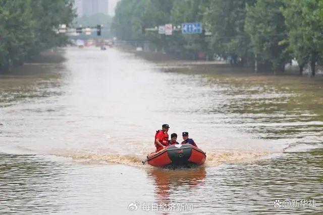 救援人员在河北省涿州市市区内驾驶冲锋舟转移群众 图片来源：新华社