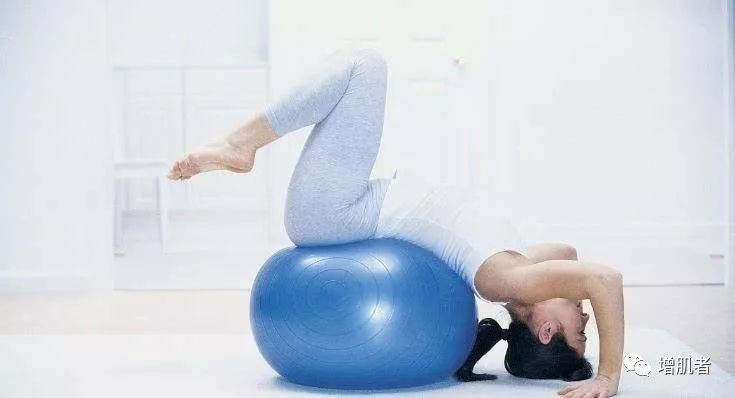 一个瑜伽球全面练腹，4个动作，降低体脂率练出马甲线