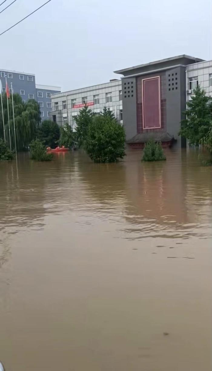 8月2日，中图网被洪水淹没的办公楼。受访者提供