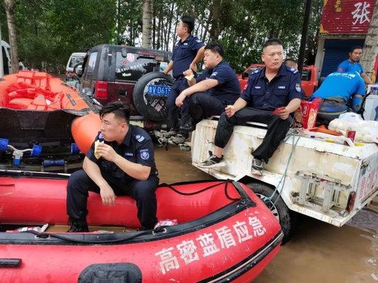 山东省高密市蓝盾应急救援队员赴河北涿州救援，图为队员休息时进餐。