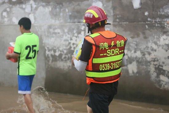 闪电救援队为涿州受灾群众运送物资。摄影/温如军