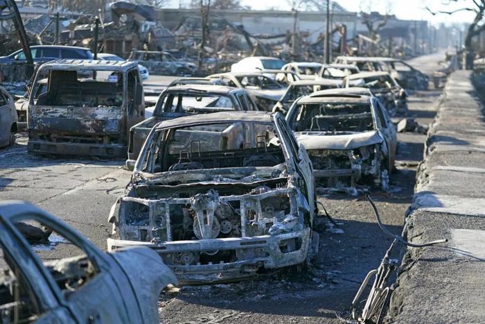 8月11日，夏威夷拉海纳，大量汽车被烧毁。图/视觉中国