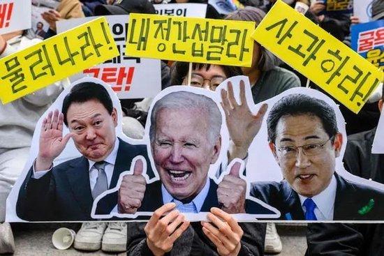美日韩戴维营三边领导人会议引起了三个国家内部各自不同的反应，图为韩国民众5月6日在首尔举行抗议集会，反对岸田文雄访韩  图：参考消息