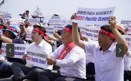 7月26日下午，韩国全国渔民会总联盟在全罗南道宝城郡栗浦码头举办活动，强烈反对日本核污染水排海  图：海外网