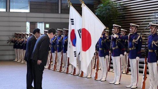 尹锡悦对着日本国旗鞠躬的场景，深深刺痛了韩国爱国者的心