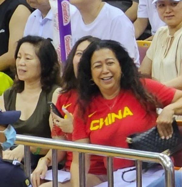李凯尔母亲（右）穿上了中国队的T恤