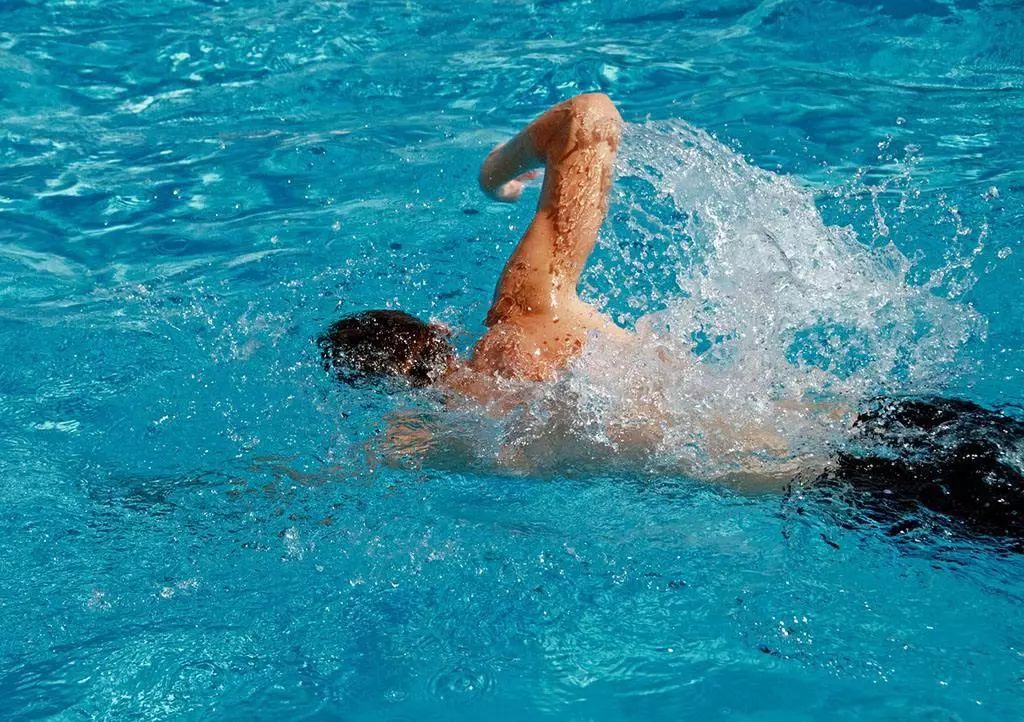 太热了，去游泳吧！来看看不同泳姿的锻炼位置，边玩边练！