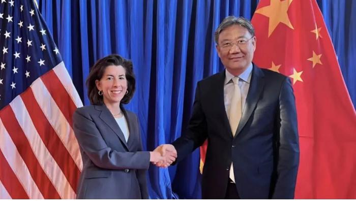 ·中国商务部部长王文涛（右）和雷蒙多。