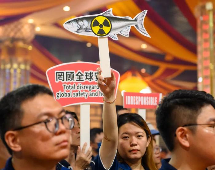 ▲8月27日，在马来西亚雪兰莪州士毛月，人们参加反对日本核污染水排海的集会。图/新华社