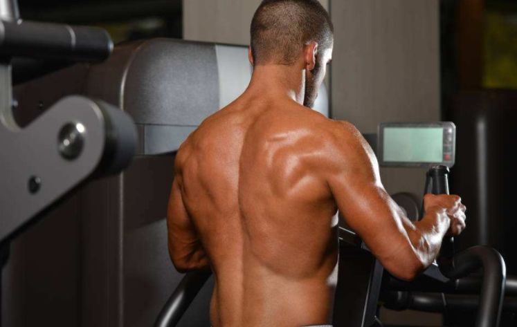 在练背时，做动作的过程中，肩胛骨有必要收紧吗
