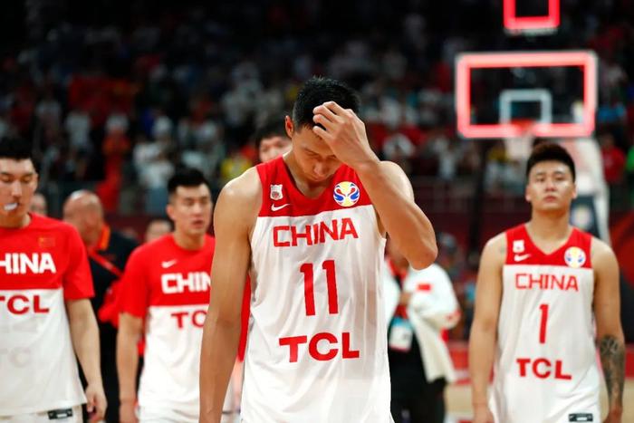2019年，中国男篮负于波兰，易建联（中） 图/中新社记者 富田