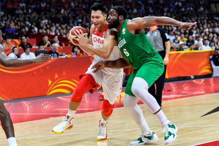 2019年，易建联在中国男篮对战尼日利亚的比赛中倾尽全力 图/中新社记者 陈骥旻