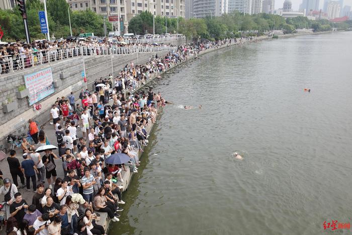▲海河边围观跳水的人群