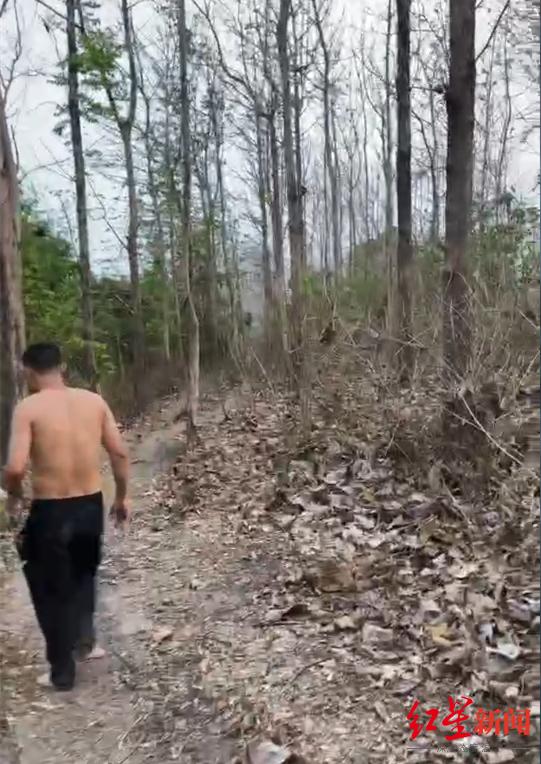▲前往泰国湄索的途中，阿强拍了一段同伴阿才赤脚徒步翻山的视频。受访者供图