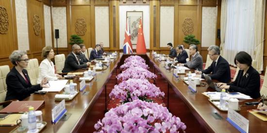 8月30日，克莱弗利一行与中国外长王毅进行会晤 图：外交部网站