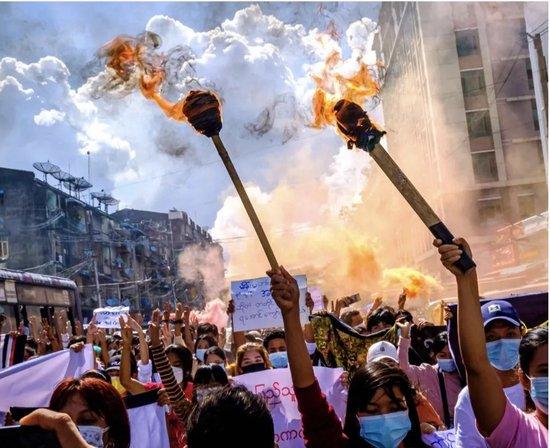  ·2021年7月，缅甸示威者在街头反对军事政变。