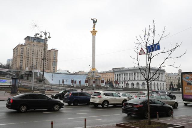 2022年2月24日，车辆从乌克兰基辅独立广场旁驶过。新华社记者李东旭摄