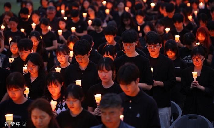 悲剧频发点燃愤怒情绪！韩国教师“史无前例”走上街头抗议霸凌