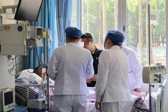 李颖分娩后，丈夫与医护人员在她病床旁。 受访医院供图