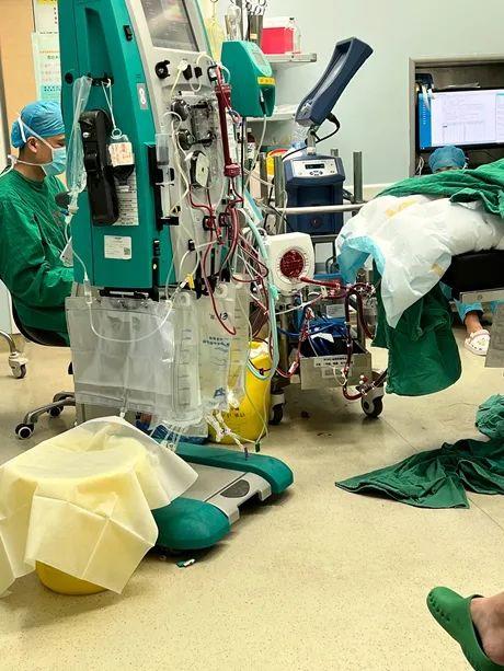 经历一夜抢救的医护们都累倒在手术室。受访医院供图