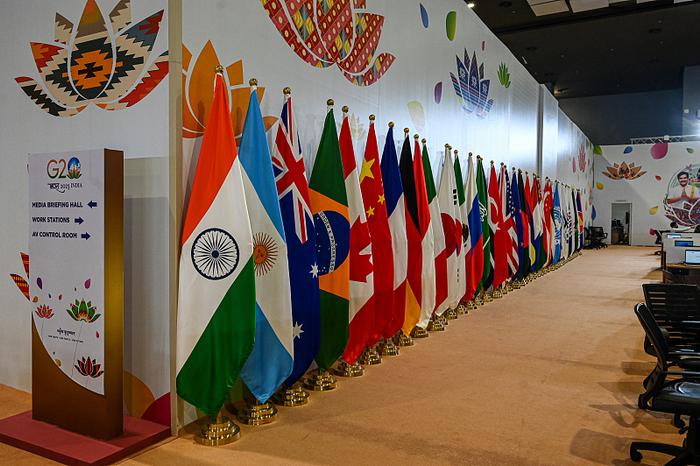 当地时间2023年9月8日，印度新德里，G20峰会前夕，国际媒体中心展示的旗帜。图源：视觉中国