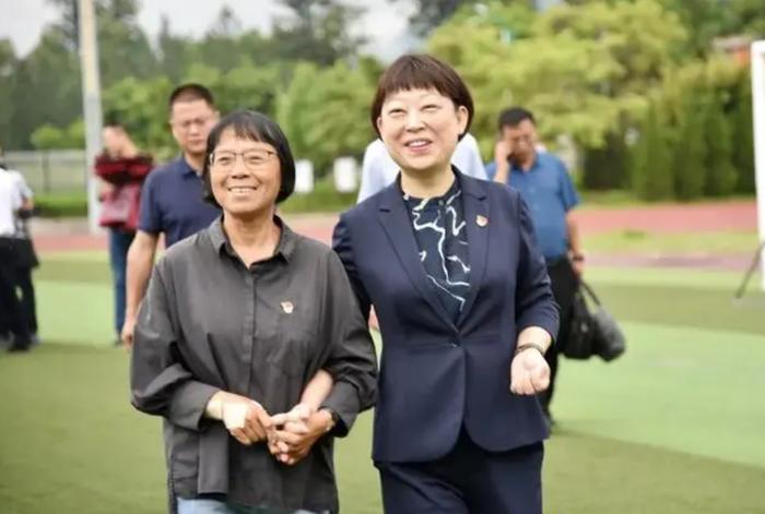 2021年9月，丽江市委书记浦虹到华坪女子高中看望张桂梅老师。