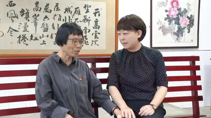 2022年9月，丽江市委书记浦虹来到丽江华坪女子高级中学，看望慰问全国优秀共产党员、“七一勋章”获得者张桂梅老师。