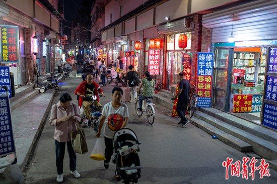 9月12日傍晚，北京市朝阳区费家村，街道上熙熙攘攘的人群。